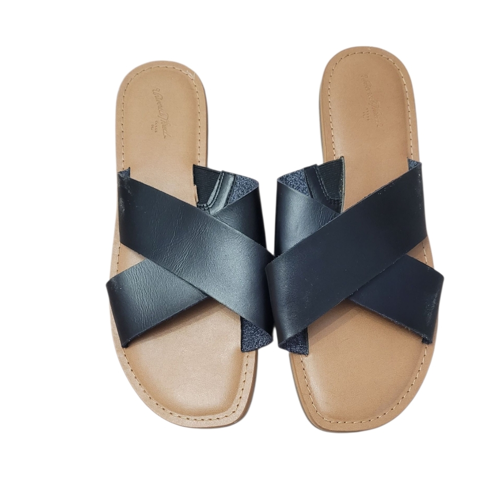 Universal TreadWomen's Black Leather Sandals Size 9 Like New